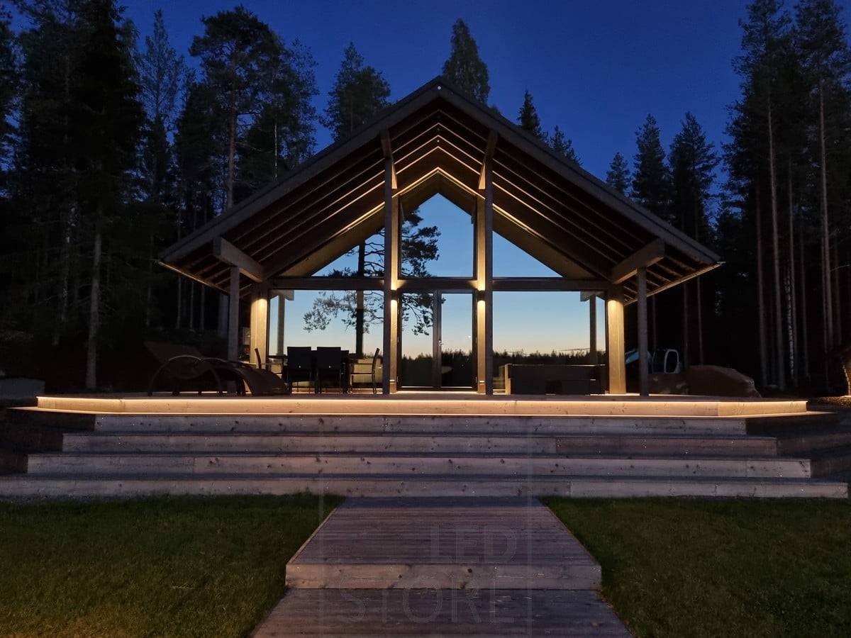 Atmosférické venkovní osvětlení je realizováno pomocí LED pásků a nástěnných svítidel. Ledstore.fi